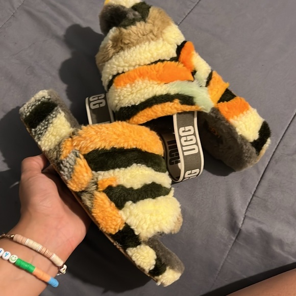 NEW! UGG SLIDES - Picture 2 of 3